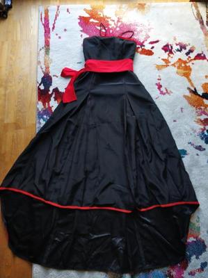čierne taftove šaty, predĺžená vlečka s červeným opaskom - Obrázok č. 1
