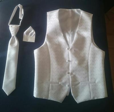 Svadobná vesta s kravatou a vreckovkou - Obrázok č. 1